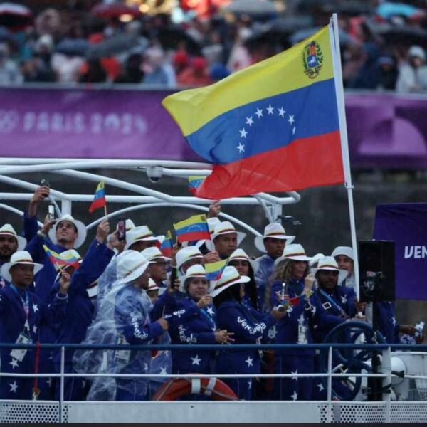 El tricolor nacional 🇻🇪 fue hondeado en París