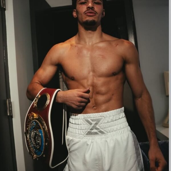 Xander Zayas se corona campeón  mundial  juvenil  de la OMB