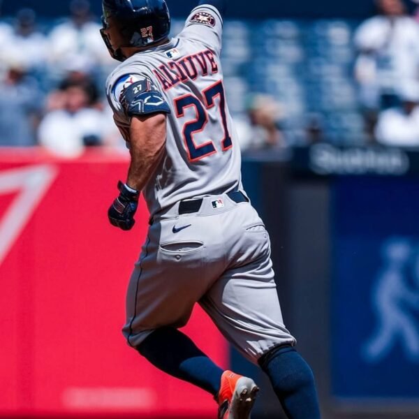 ¡Altuve hace historia con un batazo de poder!