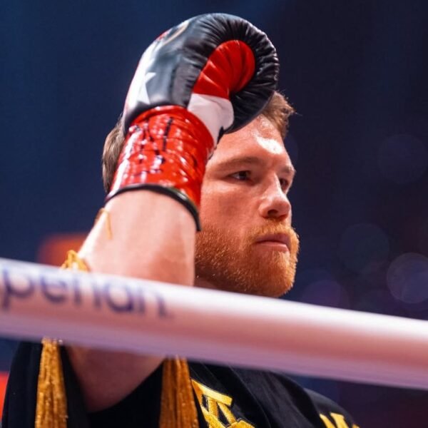 Canelo Álvarez anuncia  cirugía  y pospone regreso  al ring hasta  2026