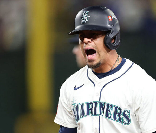 Venezolano Leo Rivas vivió su mejor cumpleaños tras volverse figura clave en la victoria de Marineros