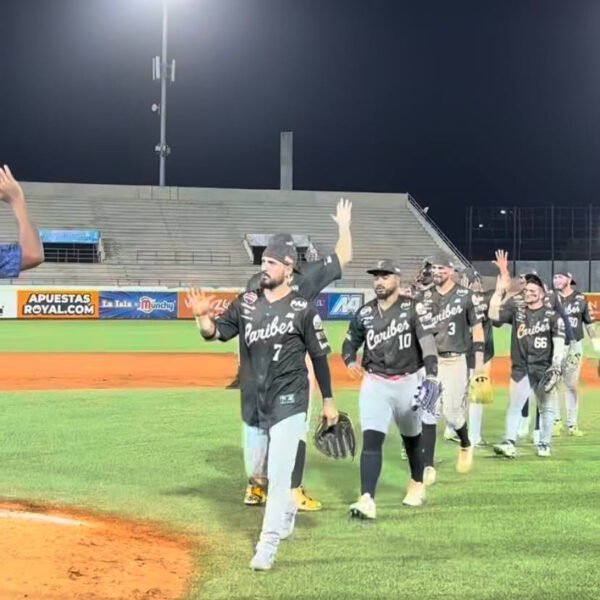 Caribes viene de atrás y doblega a Bravos en La Isla para dividir honores en la “Serie del Ferry”