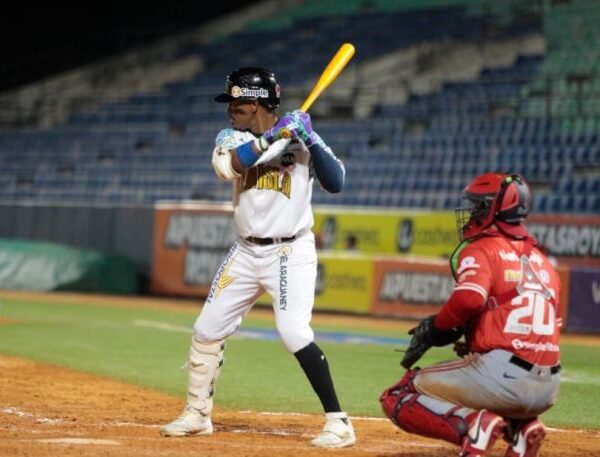 Cardenales detiene en seco a Bravos y gana el primero en La Isla.