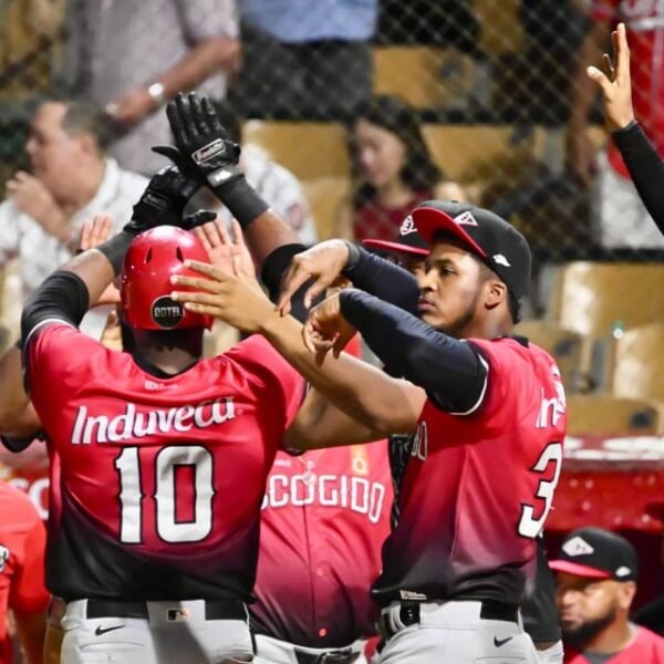 Leones vencen al Licey 10-5 en el Quisqueya