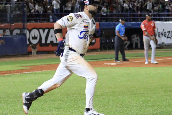 Continúa la pasión del béisbol en el estadio Monumental «Simón Bolívar»
