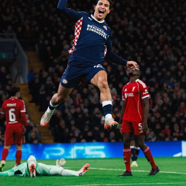 PSV golea al Liverpool en Anfield 