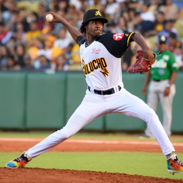 Águilas dominan a Estrellas en el Estadio Cibao