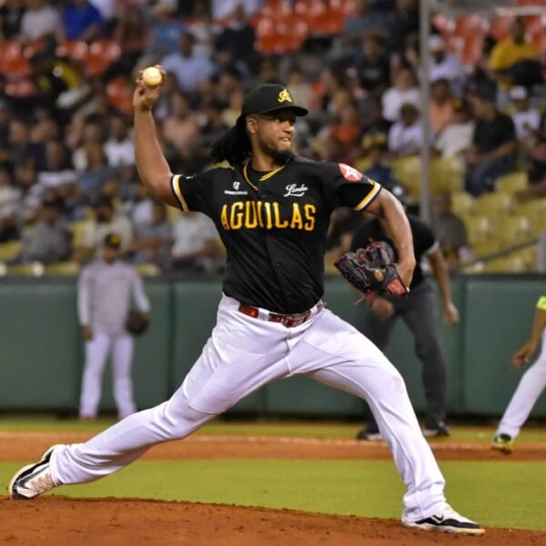 Águilas Cibaeñas vencen 2-1 a Leones del Escogido con dominio de De la Cruz y jonrón clave de Taveras