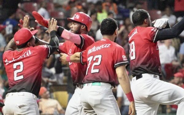 Escobar, González y De la Cruz acercan a los Leones a la final
