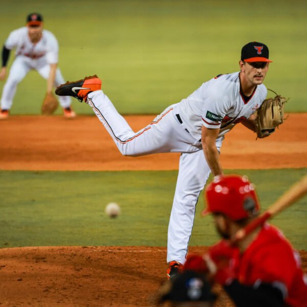 Courtney marca el ritmo y los Toros se afirman en el Round Robin ante el Escogido