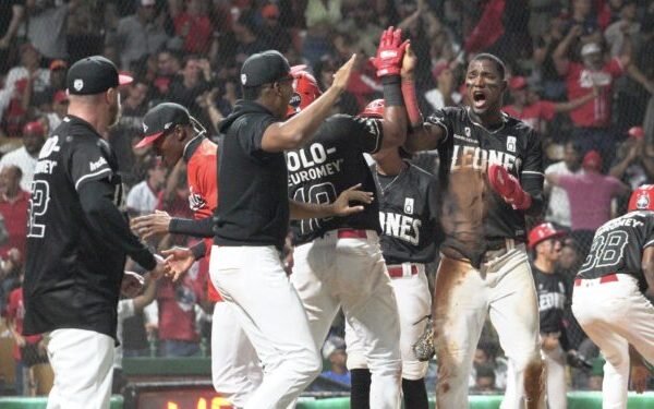 Escobar lidera la rebelión: Escogido remonta en el octavo y toma ventaja en la Final