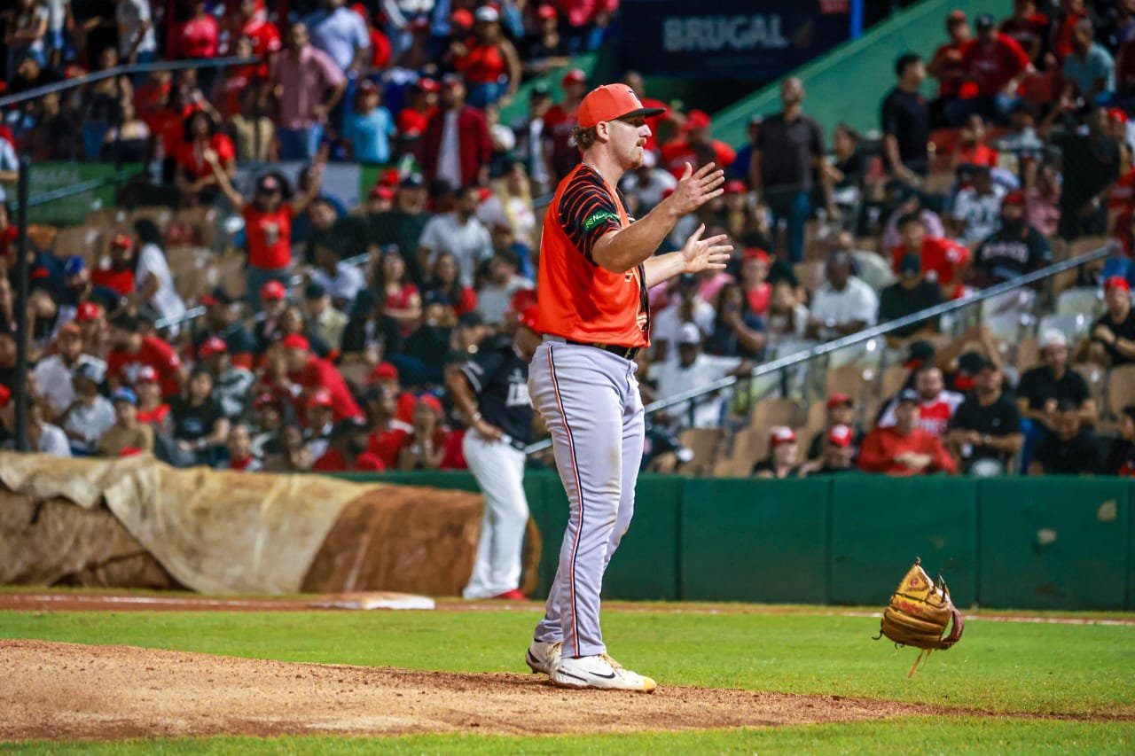 Toros del Este reaccionan en el noveno y mantienen viva la Serie Final ante el Escogido
