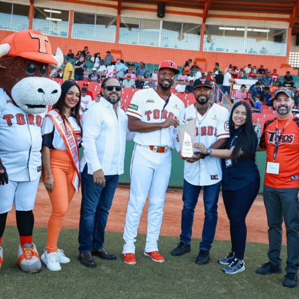 Eloy Jiménez recibe el premio al Jugador Más Valioso del Round Robin de LIDOM