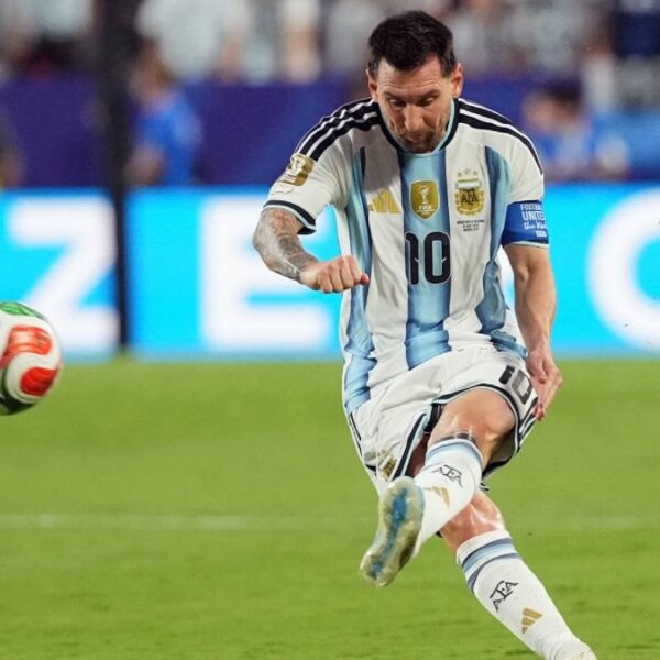 Messi firma un triplete histórico en la goleada 3-0 de Argentina ante Argelia en su debut mundialista